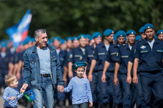 Празднование дня ВДВ в городах России