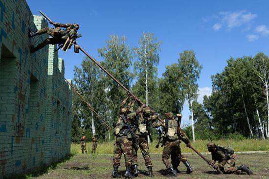 Третий этап конкурса "Отличники войсковой разведки" в Новосибирске