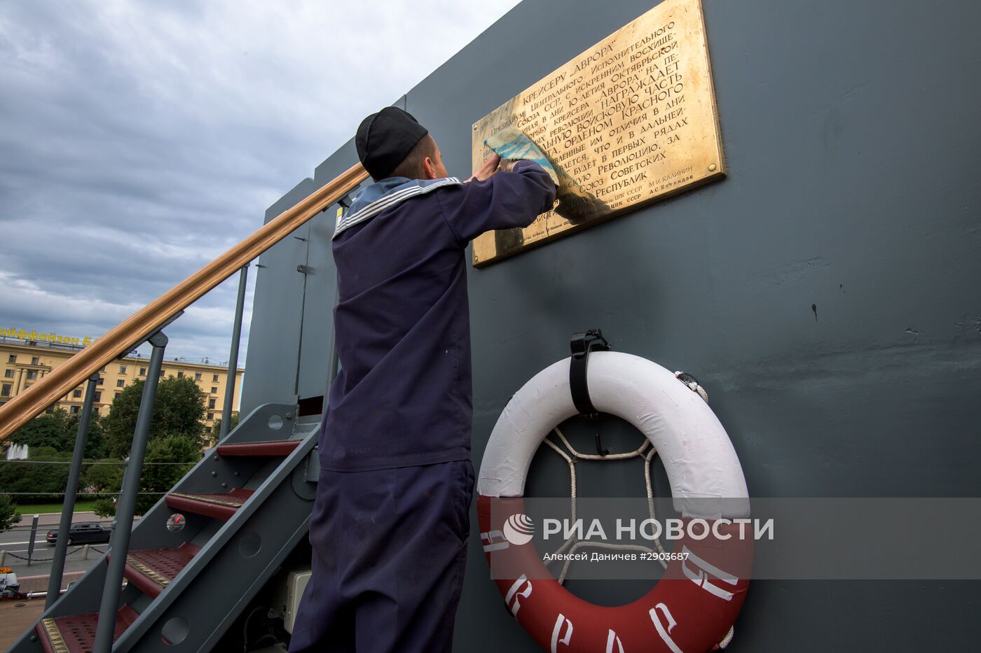 Крейсер "Аврора" в Санкт-Петербурге открылся для посетителей