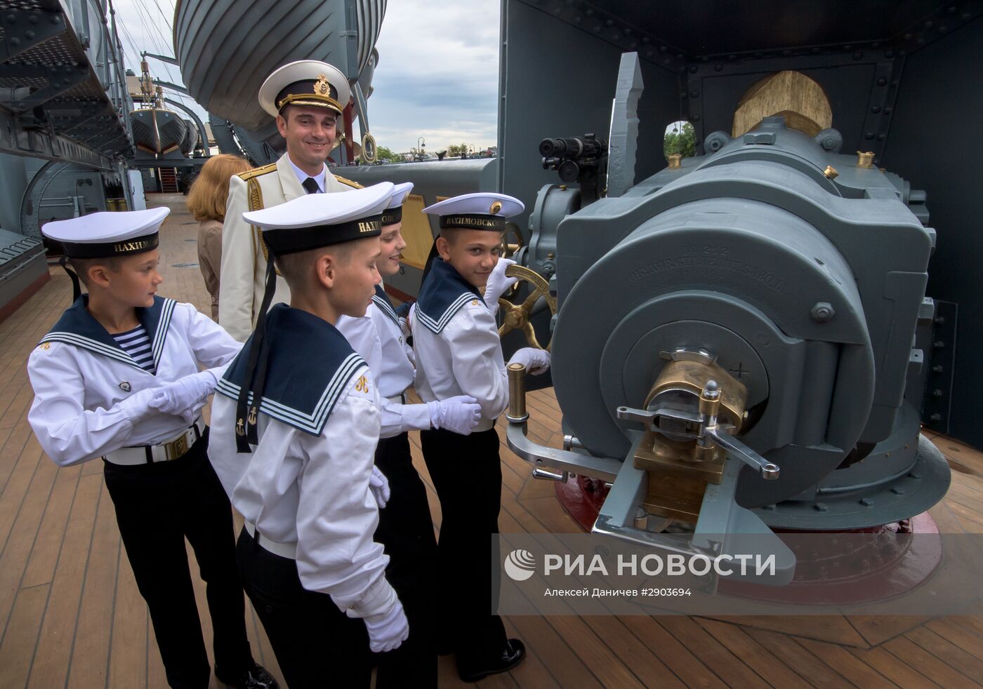 Крейсер "Аврора" в Санкт-Петербурге открылся для посетителей