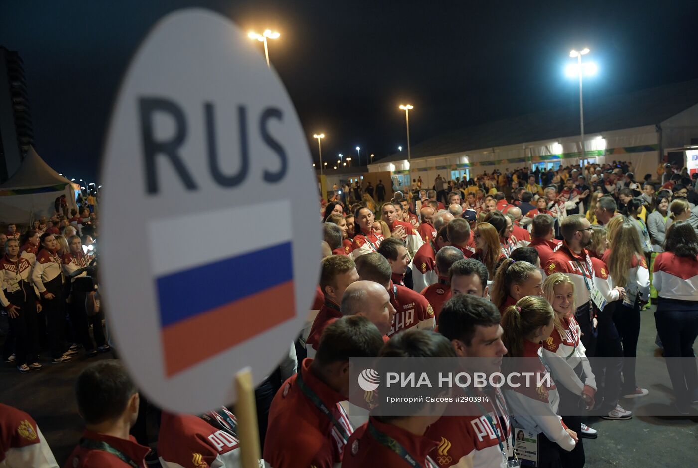 Церемония поднятия флагов в Олимпийской деревне