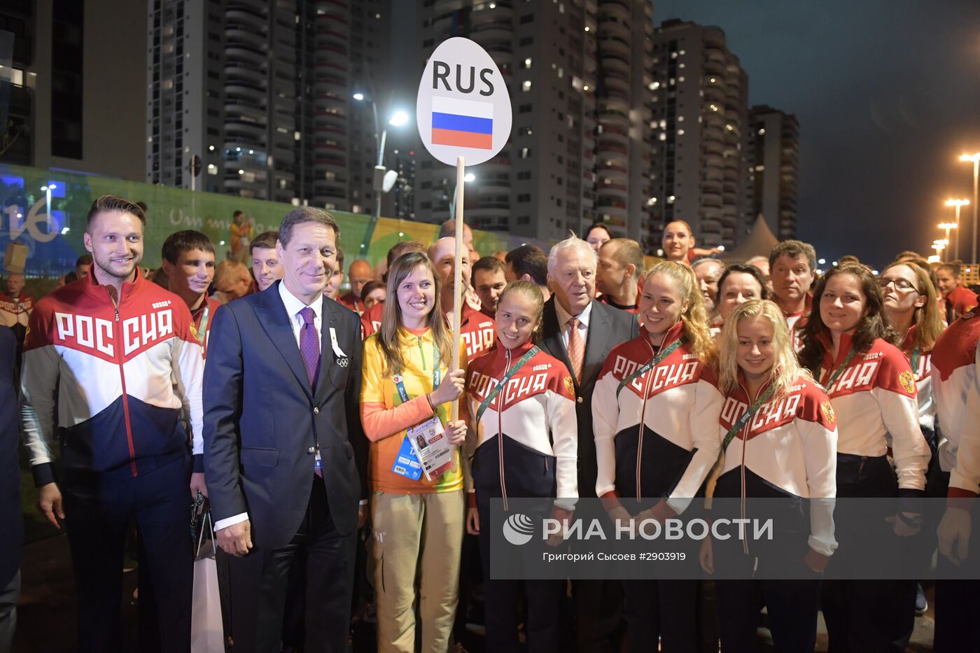 Церемония поднятия флагов в Олимпийской деревне
