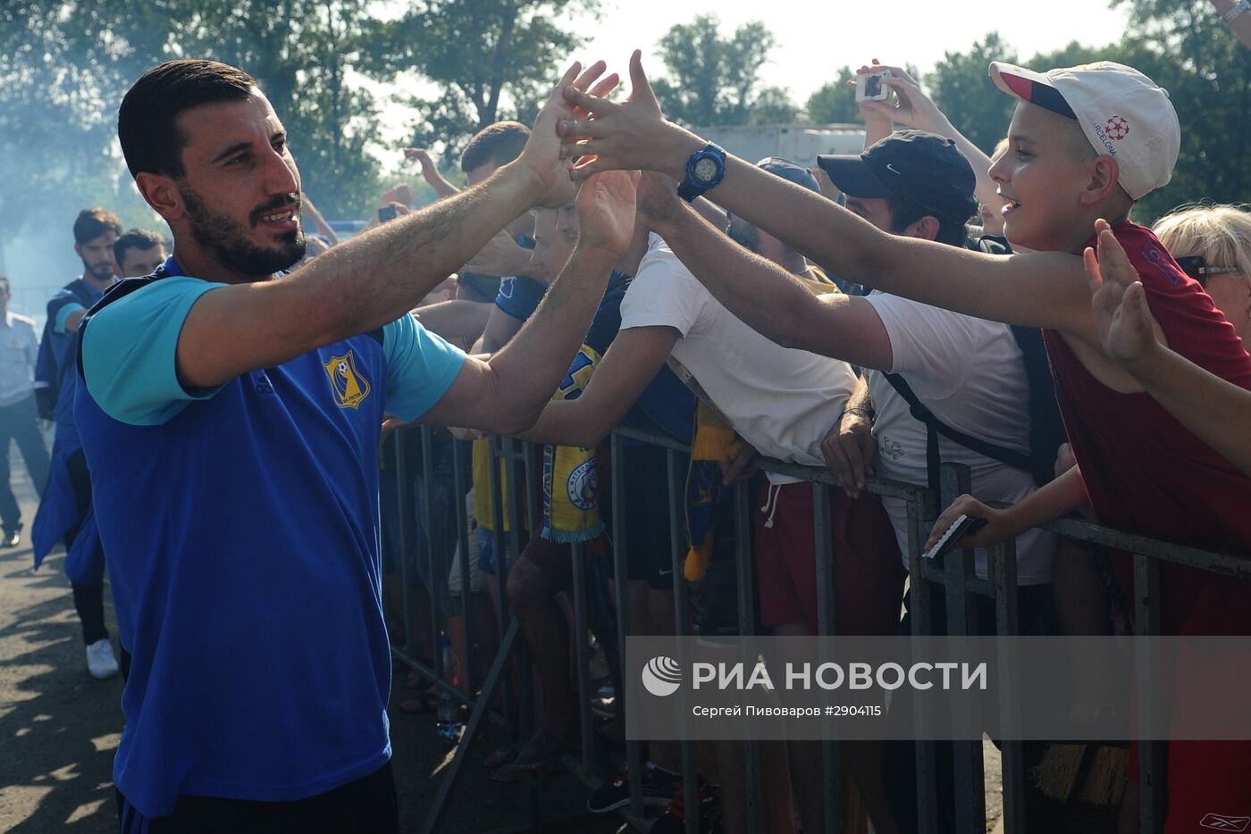 Болельщики встречают футболистов "Ростова" после выхода в плей-офф Лиги чемпионов