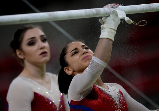 Тренировка олимпийской сборной России по спортивной гимнастике в Рио-де-Жанейро