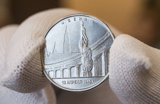 Центробанк выпустил новую серию пятирублевых монет