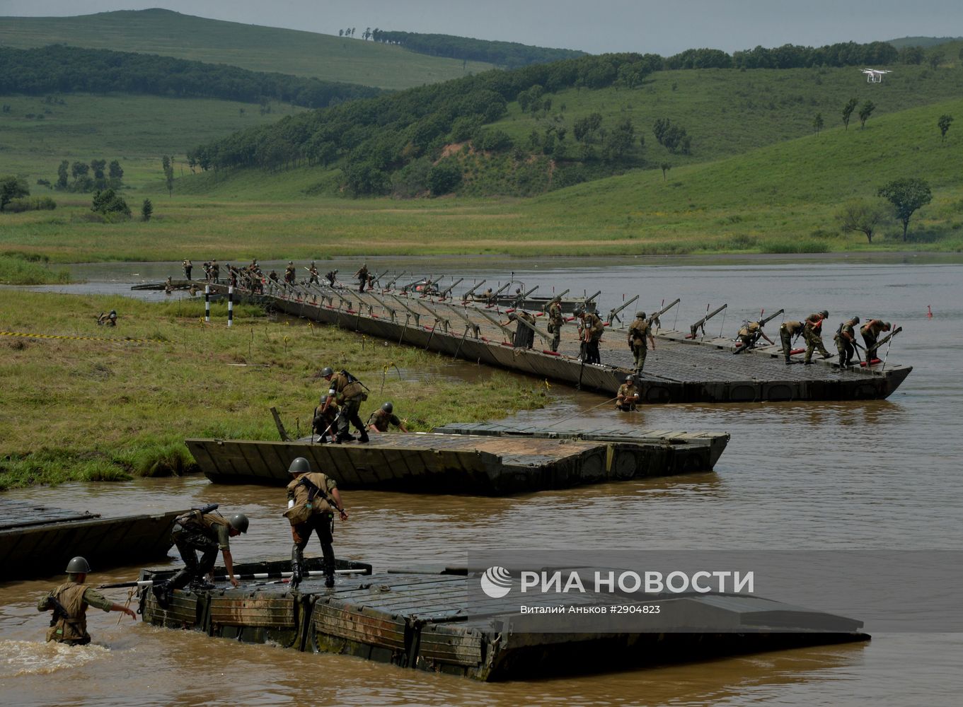 Учения по форсированию водных преград в Приморье