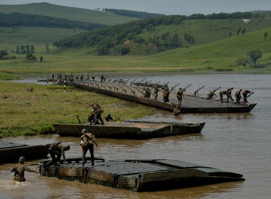 Учения по форсированию водных преград в Приморье