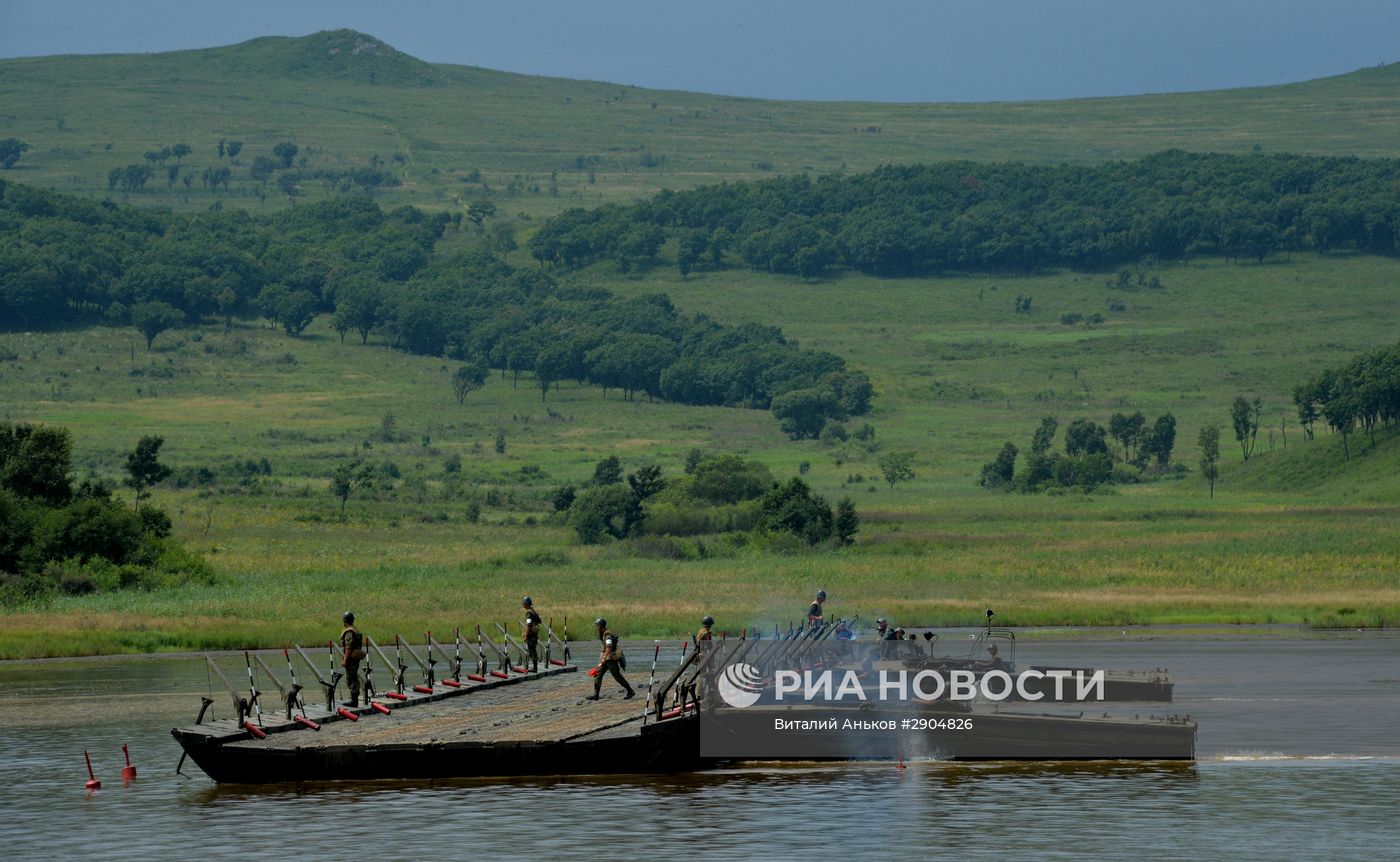 Учения по форсированию водных преград в Приморье
