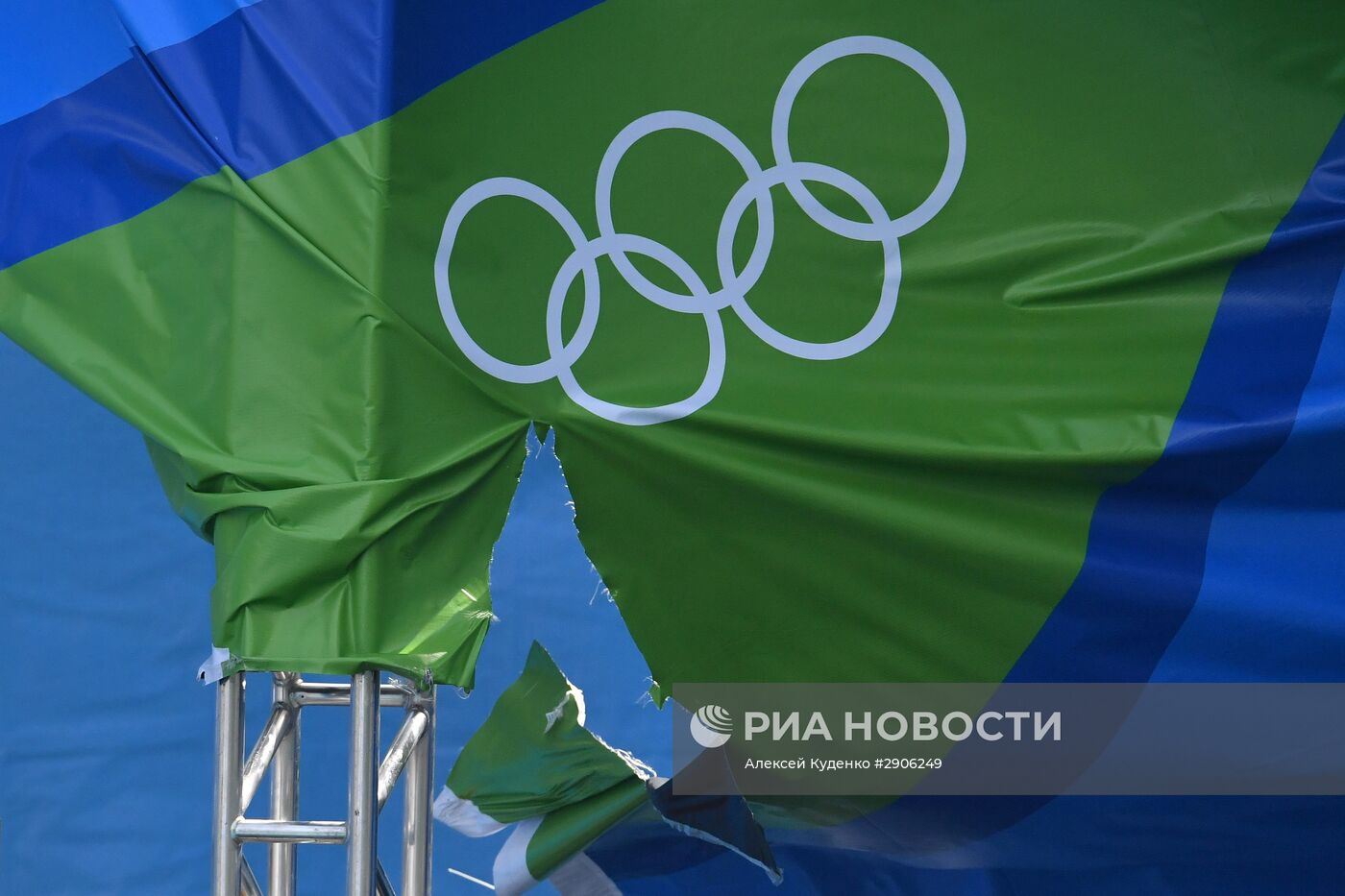 Баннер с символикой XXXI летних Олимпийских игр