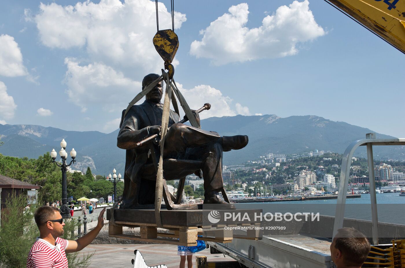 Установка памятника Михаилу Пуговкину в Ялте