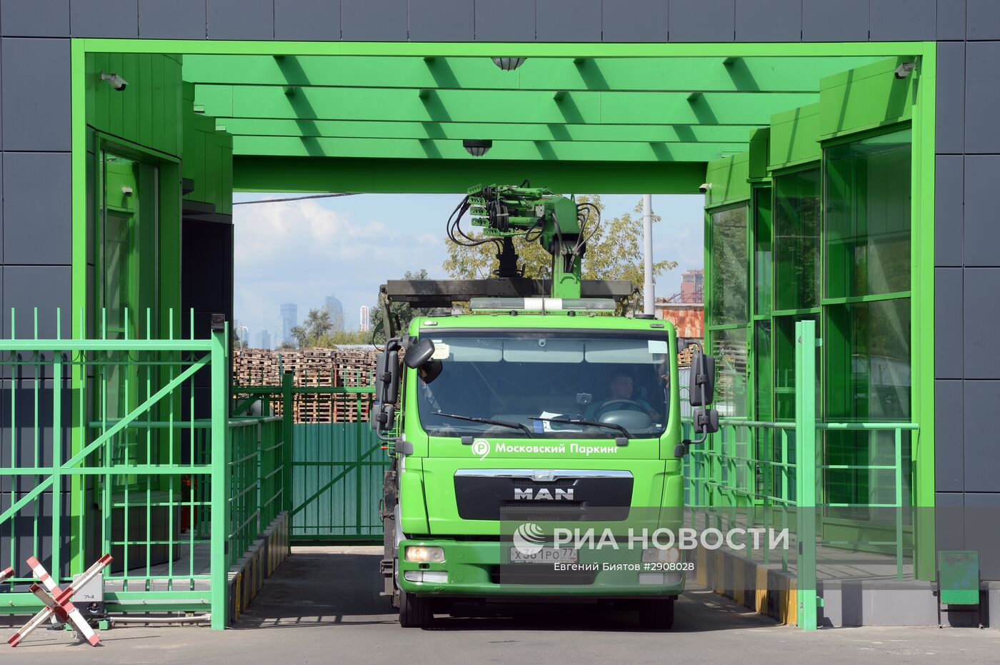 Работа эвакуаторов Московского паркинга
