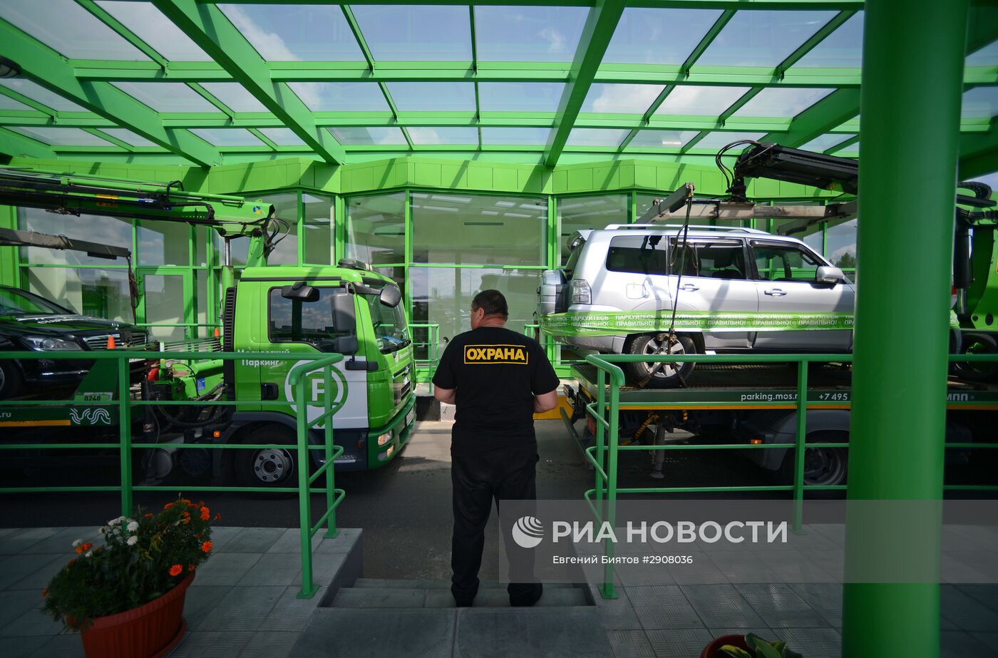 Работа эвакуаторов Московского паркинга