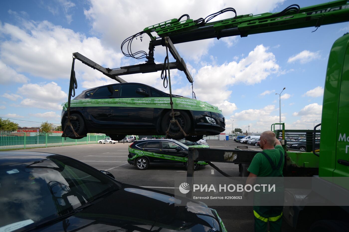 Работа эвакуаторов Московского паркинга