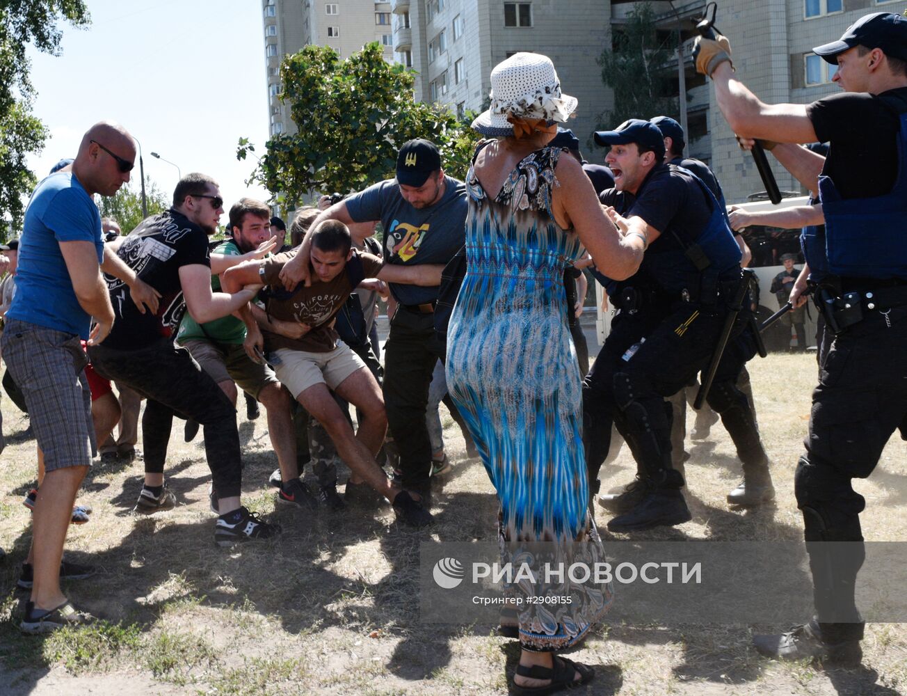 Акция возле Оболонского суда в Киеве
