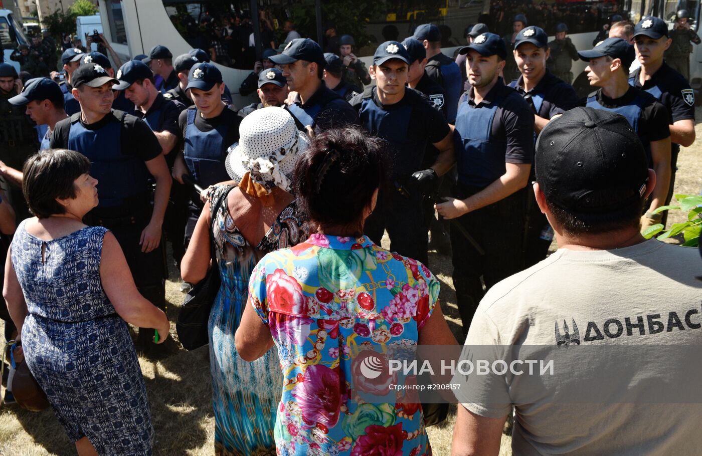 Акция возле Оболонского суда в Киеве