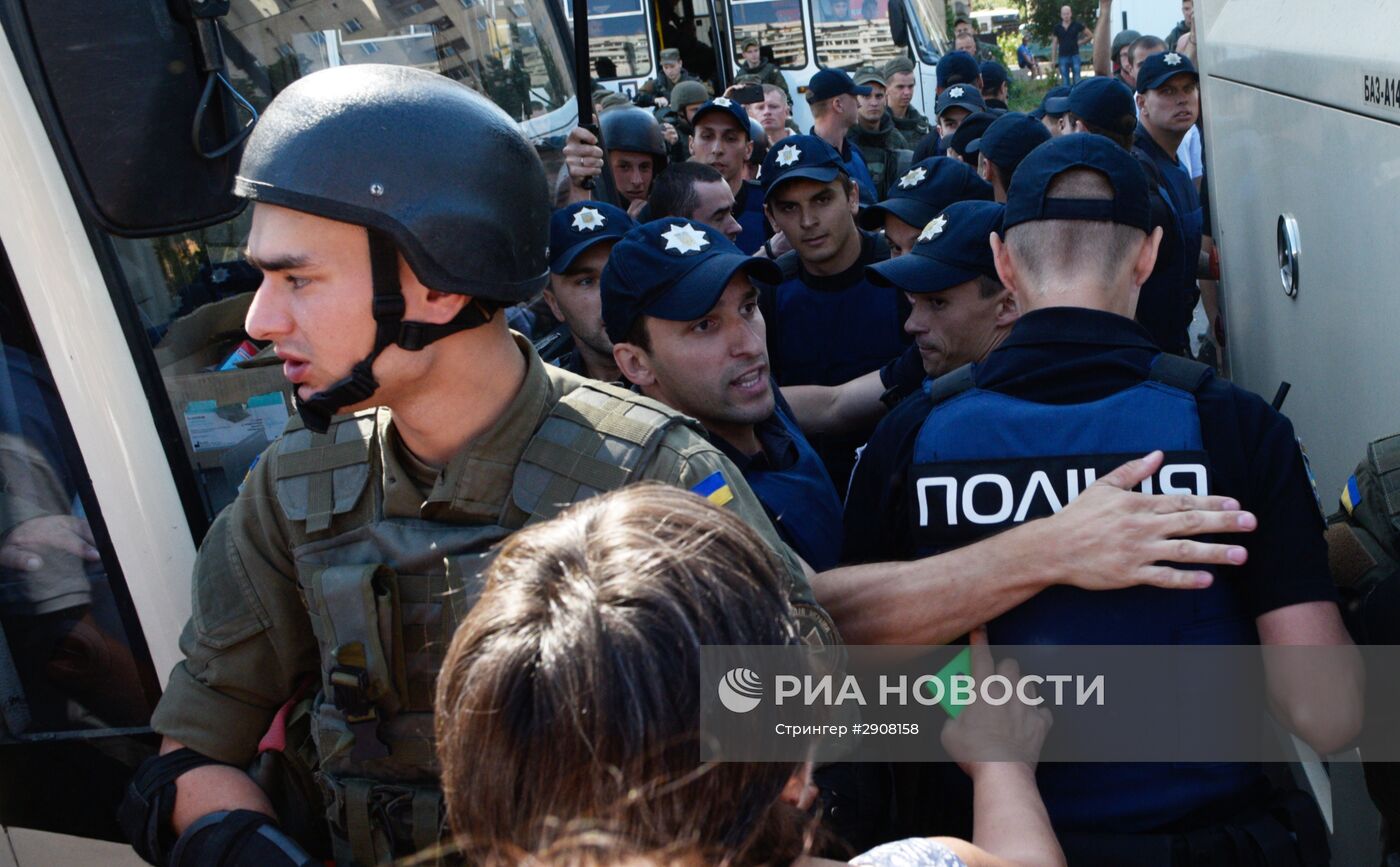 Акция возле Оболонского суда в Киеве