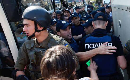 Акция возле Оболонского суда в Киеве