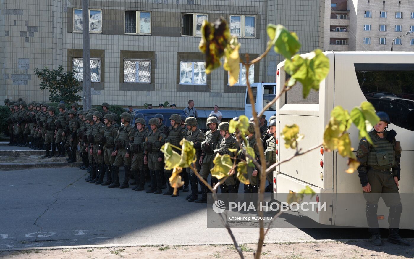 Акция возле Оболонского суда в Киеве