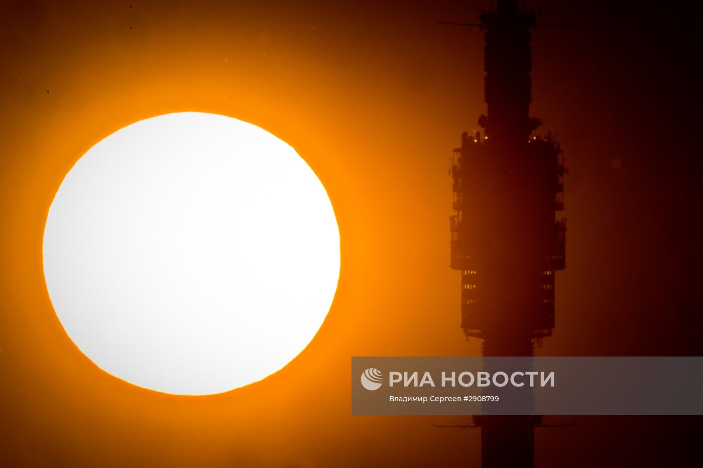 Смотровая площадка Останкинской телебашни на фоне заката Солнца в Москве