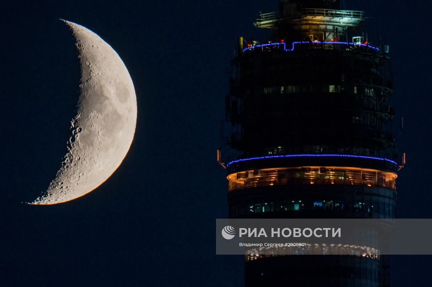 Смотровая площадка Останкинской телебашни на фоне растущего месяца в Москве