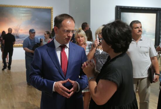 Владимир Мединский посетил выставку Ивана Айвазовского
