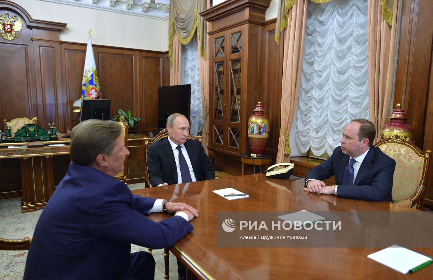 Президент РФ В. Путин встретился с С. Ивановым и А. Вайно
