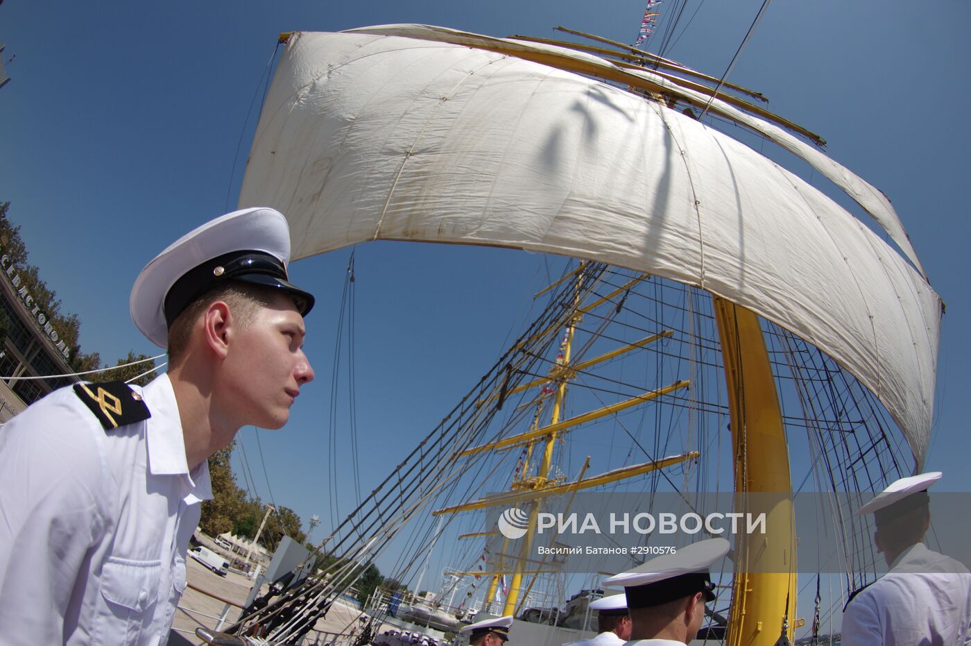 Церемония поднятия парусов на парусном учебном судне "Херсонес" в Севастополе