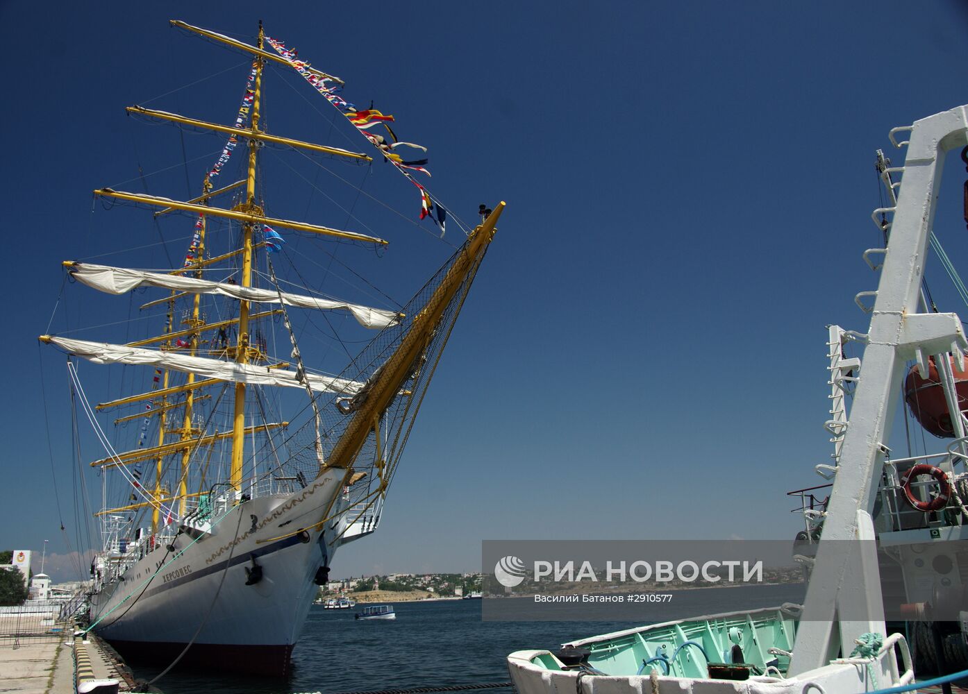 Церемония поднятия парусов на парусном учебном судне "Херсонес" в Севастополе