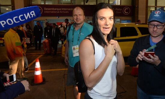 Двукратная олимпийская чемпионка Е. Исинбаева прилетела в Рио-де-Жанейро