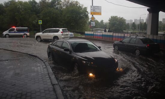В Москве из-за разлива реки Яузы перекрыто автомобильное движение