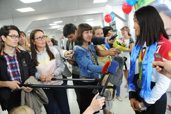 Встреча лучницы из Забайкалья Туяны Дашидоржиевой в аэропорту Читы