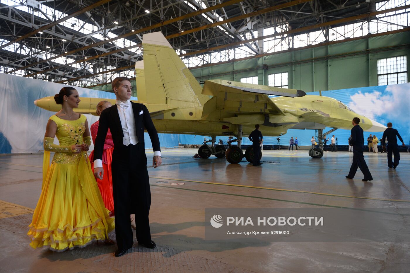 Церемония выпуска юбилейного экземпляра Су-34 в Новосибирске