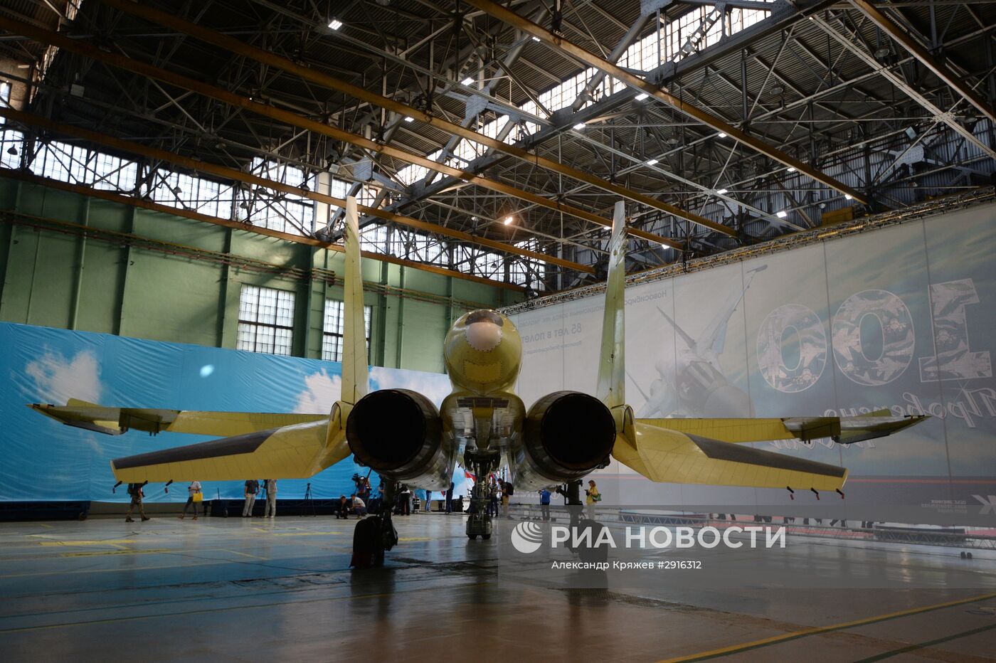 Церемония выпуска юбилейного экземпляра Су-34 в Новосибирске