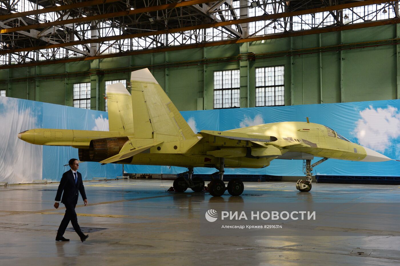 Церемония выпуска юбилейного экземпляра Су-34 в Новосибирске