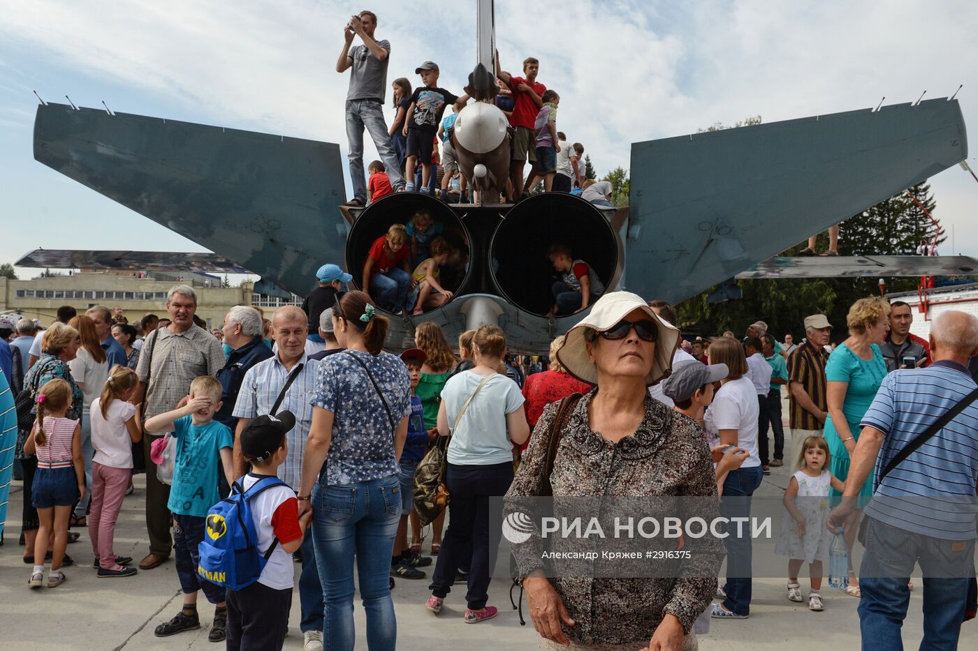 Церемония выпуска юбилейного экземпляра Су-34 в Новосибирске