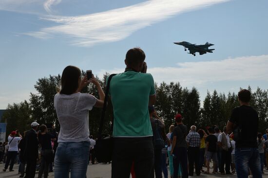 Церемония выпуска юбилейного экземпляра Су-34 в Новосибирске