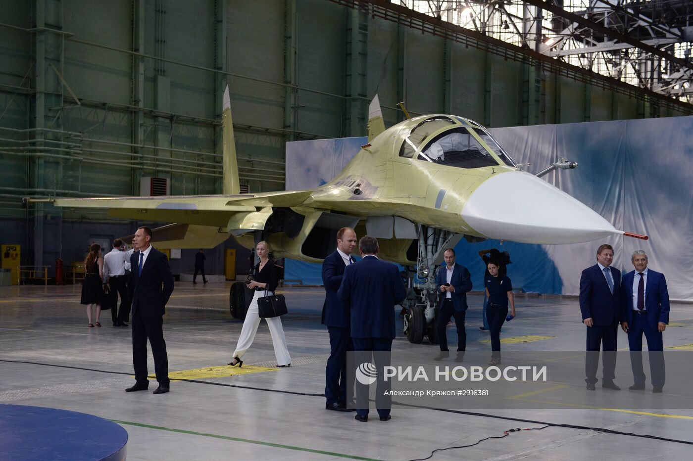 Церемония выпуска юбилейного экземпляра Су-34 в Новосибирске