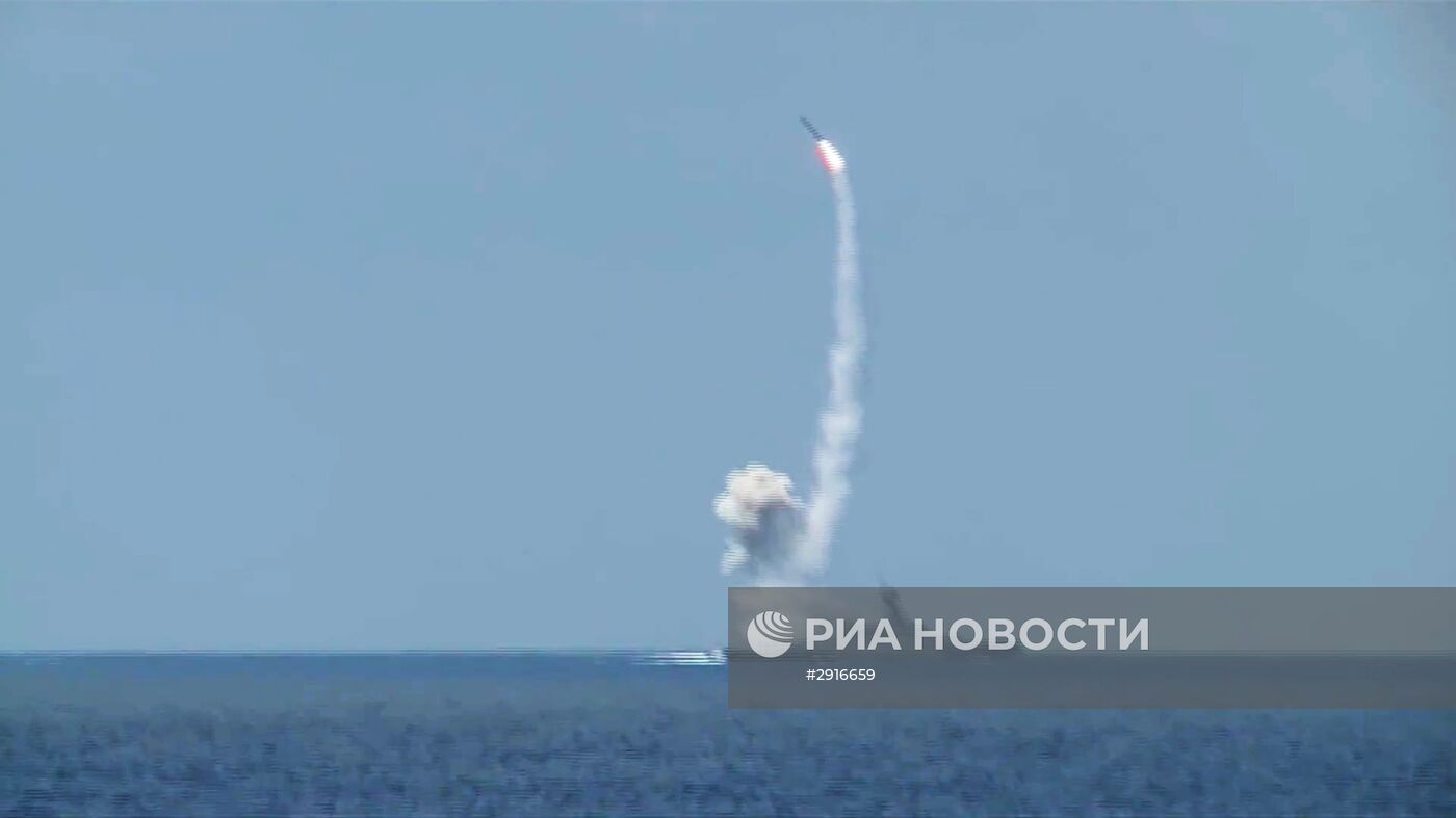 Пуск крылатых ракет "Калибр" по объектам "Джебхат ан-Нусра" в Сирии из акватории Средиземного моря