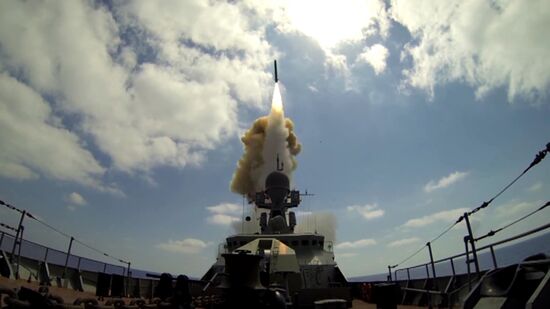 Пуск крылатых ракет "Калибр" по объектам "Джебхат ан-Нусра" в Сирии из акватории Средиземного моря