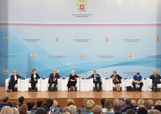 Премьер-министр РФ Д. Медведев принял участие во Всероссийском совещании педагогов
