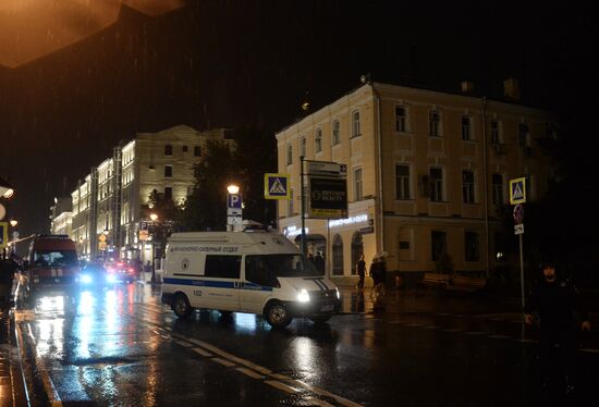 Мужчина угрожает устроить взрыв в отделении банка в центре Москвы