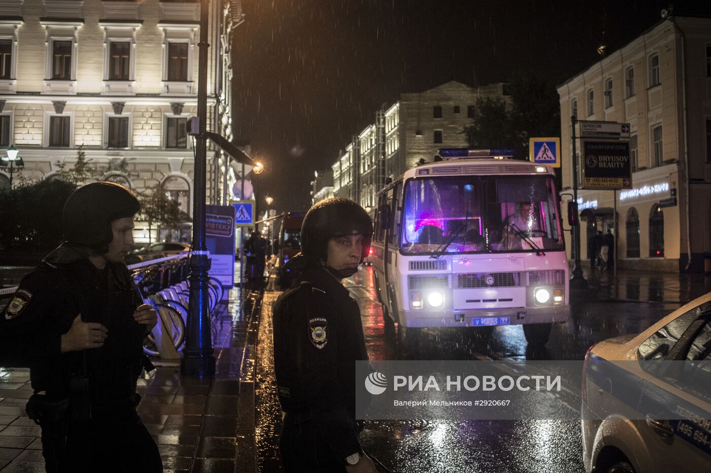 Мужчина угрожает устроить взрыв в отделении банка в центре Москвы