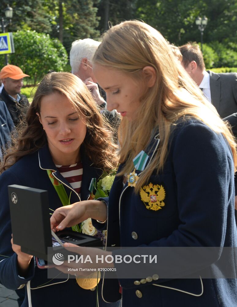 Церемония вручения премьер-министром РФ Д. Медведевым автомобилей российским спортсменам - победителям и призерам Игр XXXI Олимпиады в Рио-де-Жанейро