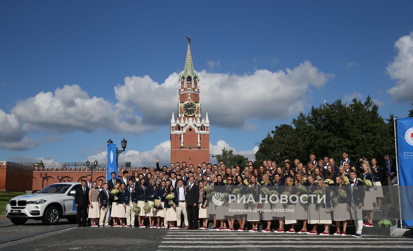 Церемония вручения премьер-министром РФ Д. Медведевым автомобилей российским спортсменам - победителям и призерам Игр XXXI Олимпиады в Рио-де-Жанейро