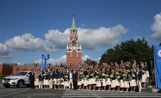 Церемония вручения премьер-министром РФ Д. Медведевым автомобилей российским спортсменам - победителям и призерам Игр XXXI Олимпиады в Рио-де-Жанейро