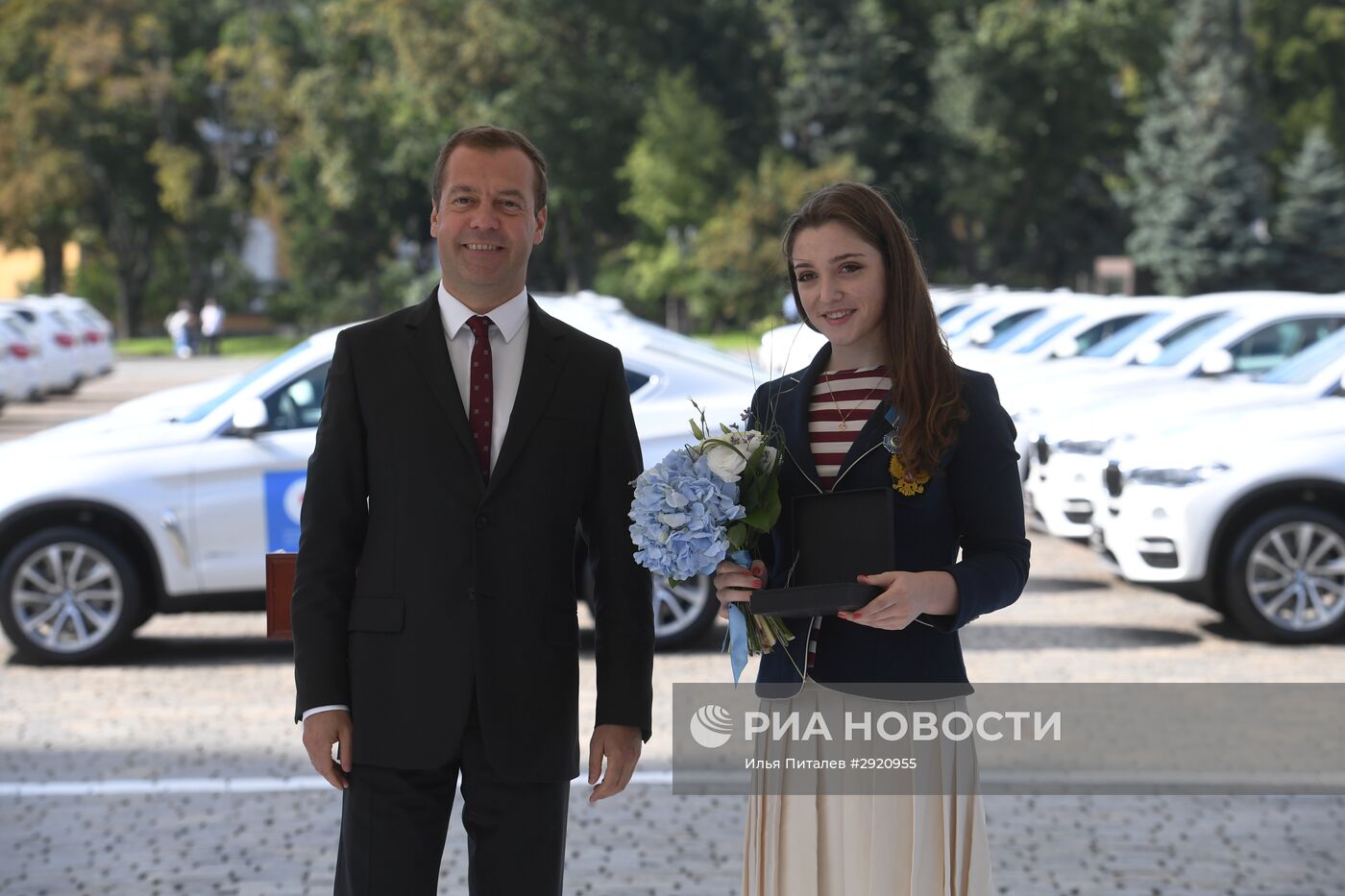 Церемония вручения премьер-министром РФ Д. Медведевым автомобилей российским спортсменам - победителям и призерам Игр XXXI Олимпиады в Рио-де-Жанейро