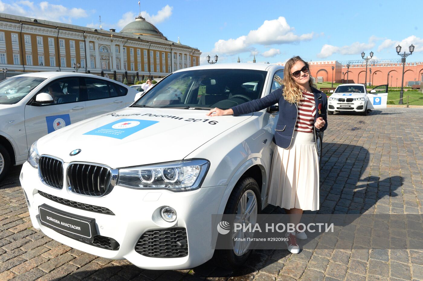 Церемония вручения премьер-министром РФ Д. Медведевым автомобилей  российским спортсменам - победителям и призерам Игр XXXI Олимпиады в  Рио-де-Жанейро | РИА Новости Медиабанк