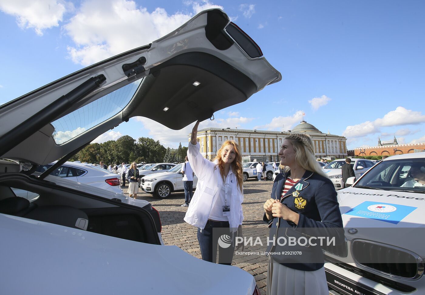 Церемония вручения премьер-министром РФ Д. Медведевым автомобилей российским спортсменам - победителям и призерам Игр XXXI Олимпиады в Рио-де-Жанейро