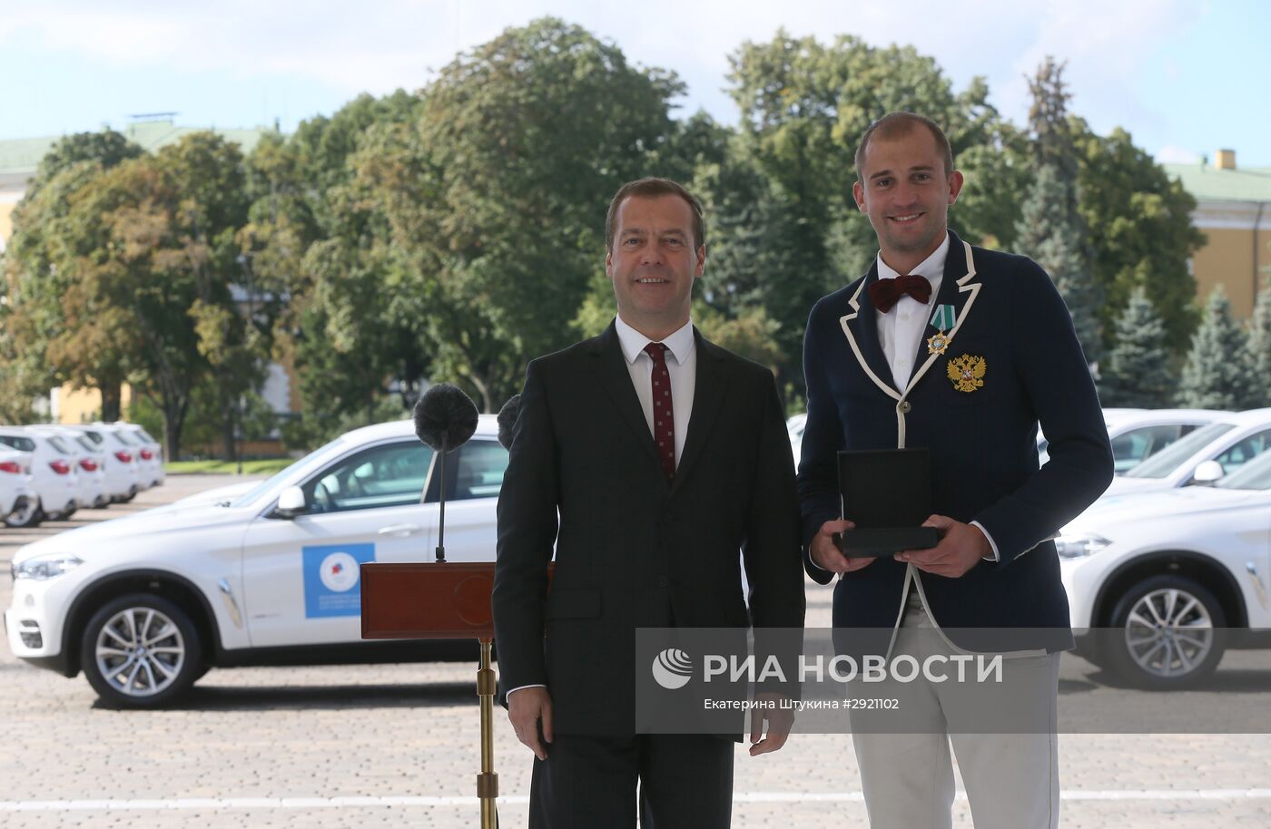 Церемония вручения премьер-министром РФ Д. Медведевым автомобилей российским спортсменам - победителям и призерам Игр XXXI Олимпиады в Рио-де-Жанейро