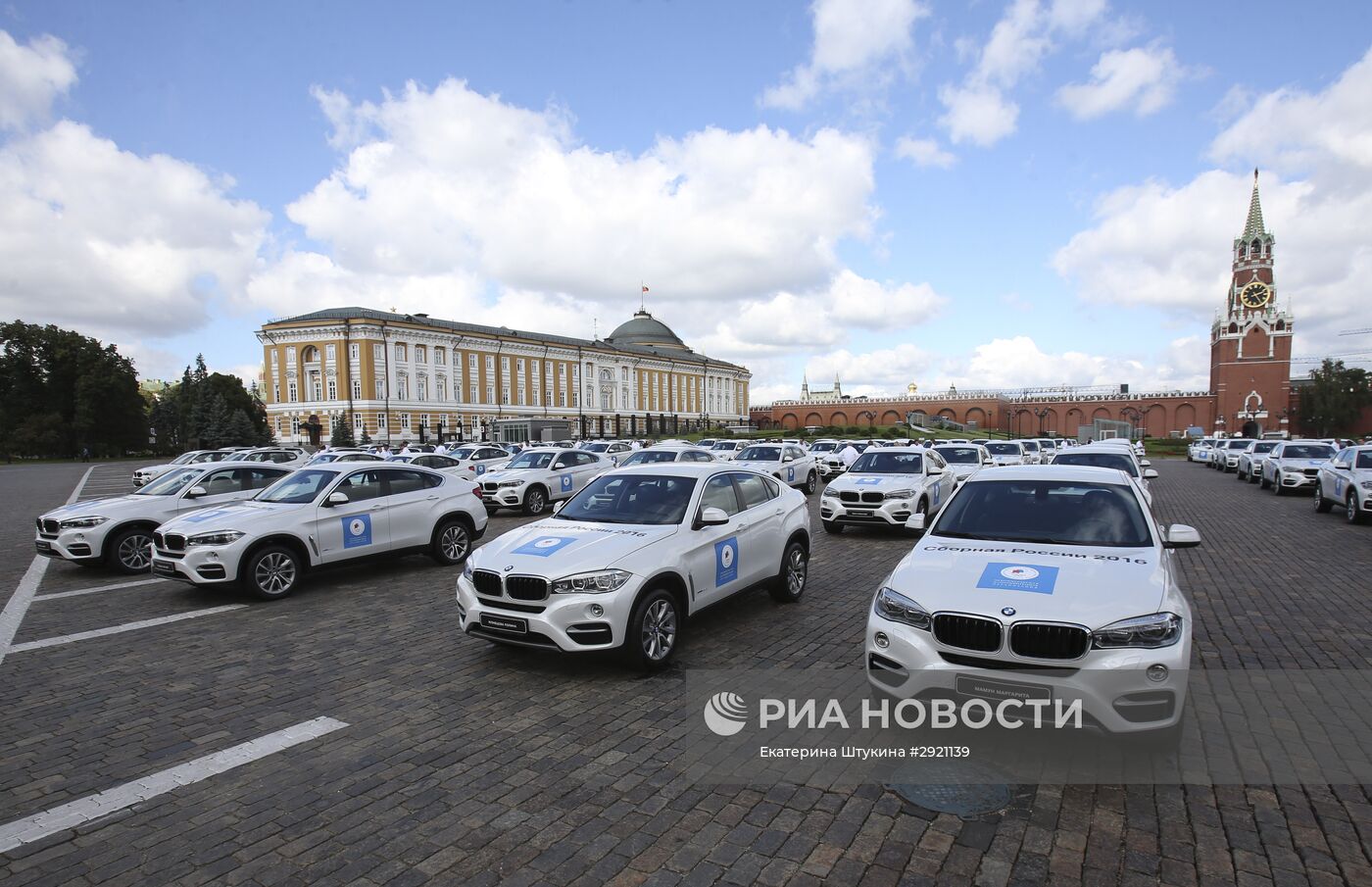 Церемония вручения премьер-министром РФ Д. Медведевым автомобилей российским спортсменам - победителям и призерам Игр XXXI Олимпиады в Рио-де-Жанейро